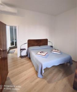 sypialnia z łóżkiem z niebieskim kocem w obiekcie ATTICO RUCELLAI CON TERRAZZA SUPER VISTA we Florencji