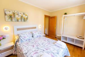 A bed or beds in a room at APARTAMENTOS RIAMAR 2