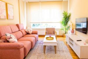 TV a/nebo společenská místnost v ubytování APARTAMENTOS RIAMAR 2