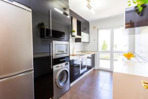 Kuchyň nebo kuchyňský kout v ubytování APARTAMENTOS RIAMAR 2