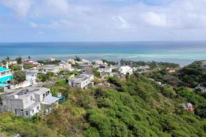 una vista aerea di case su una collina vicino all'oceano di Eagles Nest Residence a Rodrigues Island