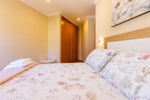 A bed or beds in a room at APARTAMENTOS RIAMAR 2