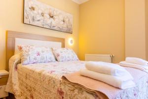 A bed or beds in a room at APARTAMENTOS RIAMAR 2