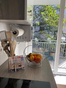 a bowl of fruit on a counter next to a window at Central City Privatapartment Relax-Inn, Netflix & Sky TV! in Hannover