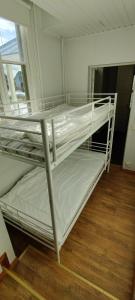 quelques lits superposés dans une chambre dans l'établissement Kirstulan Kartanon päärakennuksen upea päätyhuoneisto, à Hämeenlinna
