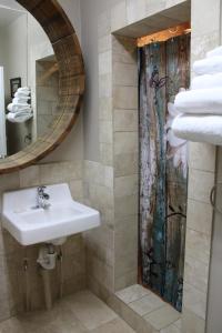 y baño con lavabo, espejo y toallas. en The Bonnie Inn Unit 5 with Breakfast Nook, en San Andreas