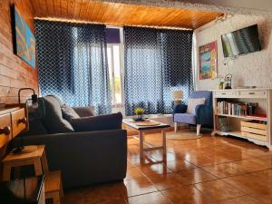 sala de estar con sofá y mesa en La Chalana, en Porís de Abona
