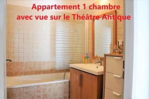 アルルにあるHoliday in Arles -Appartement du Théâtre Antiqueのバスルーム(バスタブ、シンク、バスタブ付)