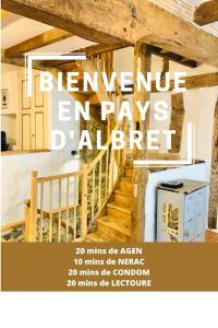 een flyer voor een huis met een trap in een kamer bij Maison à colombage garage bureau centre village in Francescas