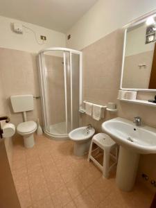 łazienka z prysznicem, toaletą i umywalką w obiekcie Hotel Rosa Caorle w Caorle +15 zdjęć