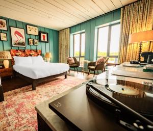 阿斯隆的住宿－Glasson LakeHouse，一间卧室设有一张床和一间客厅。