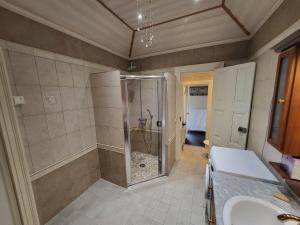 Kylpyhuone majoituspaikassa Kirstulan Kartanon päärakennuksessa sijaitseva hieno huoneisto