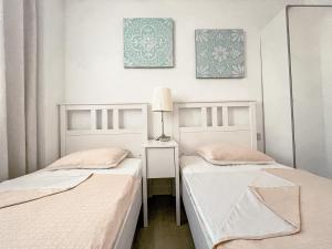 Posteľ alebo postele v izbe v ubytovaní 3-Bed Flat, Ocean Garden, Heated Pool, Parking, PP207