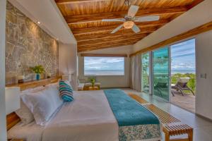 Posteľ alebo postele v izbe v ubytovaní El Castillo Luxury Boutique Hotel-