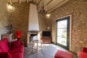 sala de estar con sofá rojo y chimenea en Covo D amuri, en Erice