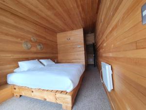 Postel nebo postele na pokoji v ubytování Hotel & Café Bauda