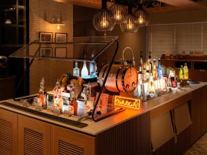 - un bar avec de nombreuses bouteilles d'alcool sur un comptoir dans l'établissement Super Hotel Premier Ikebukuro Natural Hot Spring, à Tokyo