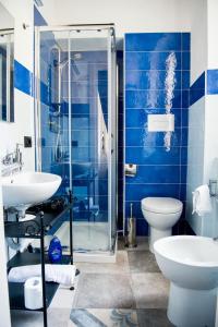 サレルノにあるB&B Palazzo Fruscioneの青いバスルーム(トイレ、シャワー付)