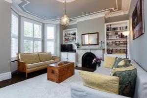 - un salon avec un canapé et une cheminée dans l'établissement Veeve - Embassy Elegance, à Londres