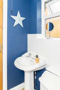 a bathroom with a white sink and a star on the wall at East Street, Town Centre, 2 Bedrooms in Tewkesbury