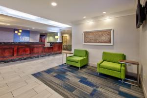 una sala de espera con dos sillas verdes en un hospital en Holiday Inn Express Philadelphia-Midtown, an IHG Hotel en Filadelfia