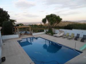una piscina con vista su una casa di Casal de S.Romão do Meio a Guimarães