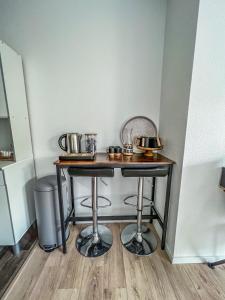 トゥールーズにあるRANGUEIL - Studio confortable proche hôpital et universitéの部屋内の鍋とフライパン付きのテーブル