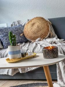 un tavolo con candele e piante sopra un letto di RANGUEIL - Studio confortable proche hôpital et université a Tolosa