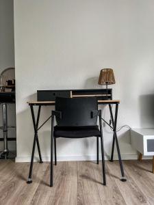 a desk with a chair and a lamp on it at RANGUEIL - Studio confortable proche hôpital et université in Toulouse