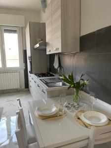 eine Küche mit einem Tisch mit zwei Platten drauf in der Unterkunft Affitta camere Tra mari e monti in Cecina