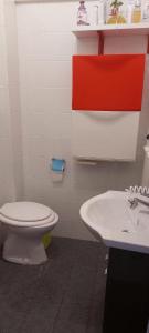 アルフェデーナにあるCasa dell'Aquila Realeのバスルーム(トイレ、洗面台付)