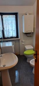 アルフェデーナにあるCasa dell'Aquila Realeのバスルーム(トイレ2つ、緑のふた付)