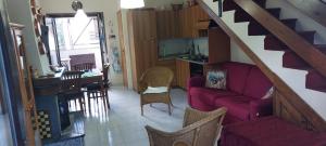 アルフェデーナにあるCasa dell'Aquila Realeのリビングルーム(赤いソファ付)、キッチン