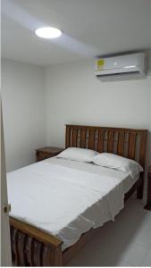 Giường trong phòng chung tại Apto Villas del Palmar