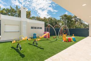 un parque infantil en el patio de una casa en 1BR Villa at Green One F2, en Muñoz