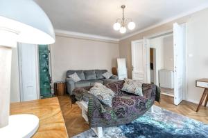 - un salon avec un canapé et une table dans l'établissement StylishCozy Apartment, à Braşov