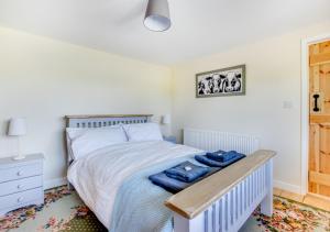 sypialnia z łóżkiem z niebieskimi ręcznikami w obiekcie Caban Cwm Hedd w mieście Bassaleg
