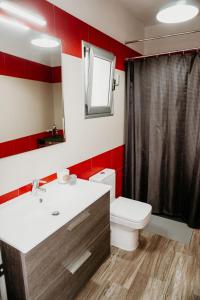 uma casa de banho com um lavatório, um WC e um espelho. em Casa Lara, Las Maretas em Arico