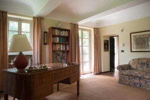 salon z biurkiem i krzesłem w obiekcie Villa Fiorita w mieście Castello di Annone +26 zdjęć