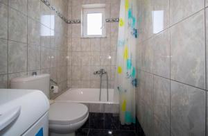 Ένα μπάνιο στο Valtaki Holiday Home +17 φωτογραφίες