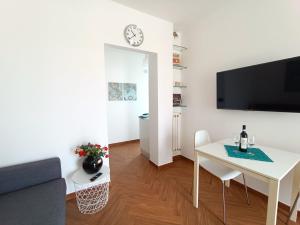 Televízia a/alebo spoločenská miestnosť v ubytovaní Good Vibes Apartment