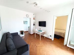 Televízia a/alebo spoločenská miestnosť v ubytovaní Good Vibes Apartment