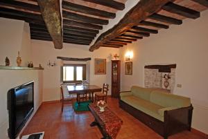 ein Wohnzimmer mit einem Sofa und einem Tisch in der Unterkunft CAMPO DELLE MARGHERITE in Villa Santa Maria