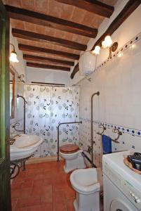 een badkamer met 2 wastafels en 2 toiletten bij CAMPO DELLE MARGHERITE in Villa Santa Maria