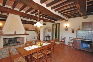 cocina y sala de estar con mesa y chimenea en CAMPO DELLE MARGHERITE, en Villa Santa Maria