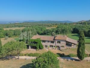 een luchtzicht op een groot huis met bomen bij CAMPO DELLE MARGHERITE in Villa Santa Maria