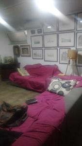 1 dormitorio con 1 cama con controlador de videojuegos en Casa Bianca en Messina
