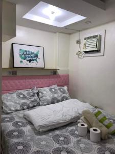 um pequeno quarto com uma cama e uma almofada em CHE & JAMES FEMALE GUEST House COLON, CEBU em Cebu