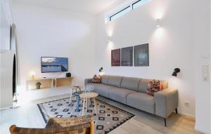 ein Wohnzimmer mit einem Sofa und einem Tisch in der Unterkunft Awesome Home In Lembruch-dmmer See With Sauna in Lembruch