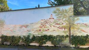 une peinture murale sur le côté d'un mur dans l'établissement Domaine du Cellier de la Couronne, à Sézanne